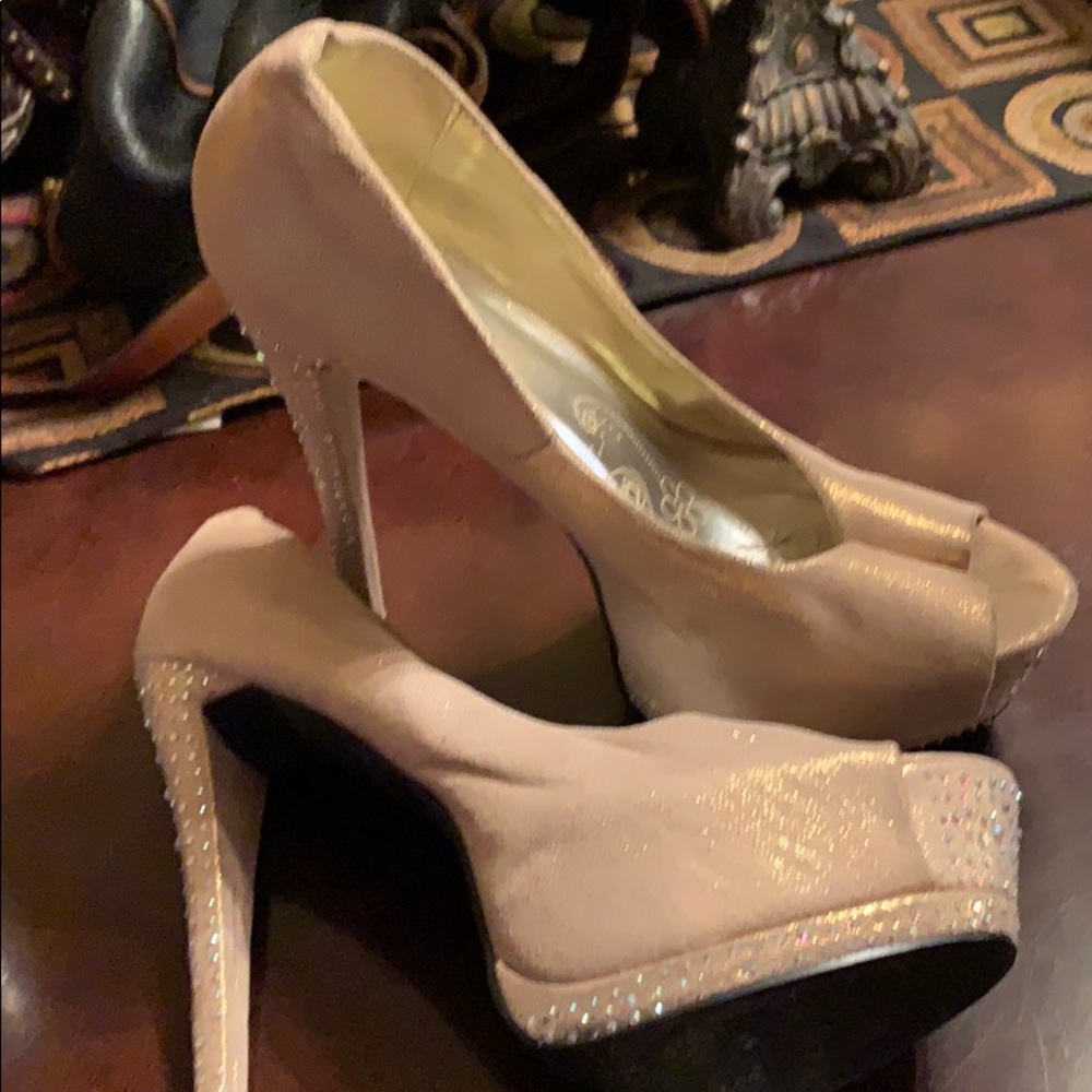 Open toe pump